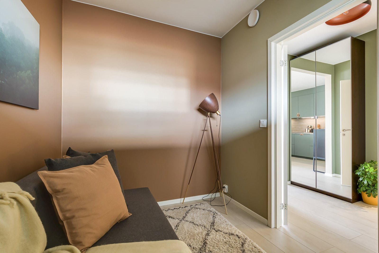 Overflatene er malt i delikate fargetoner, her er det god plass til romslig seng. Galleribilde