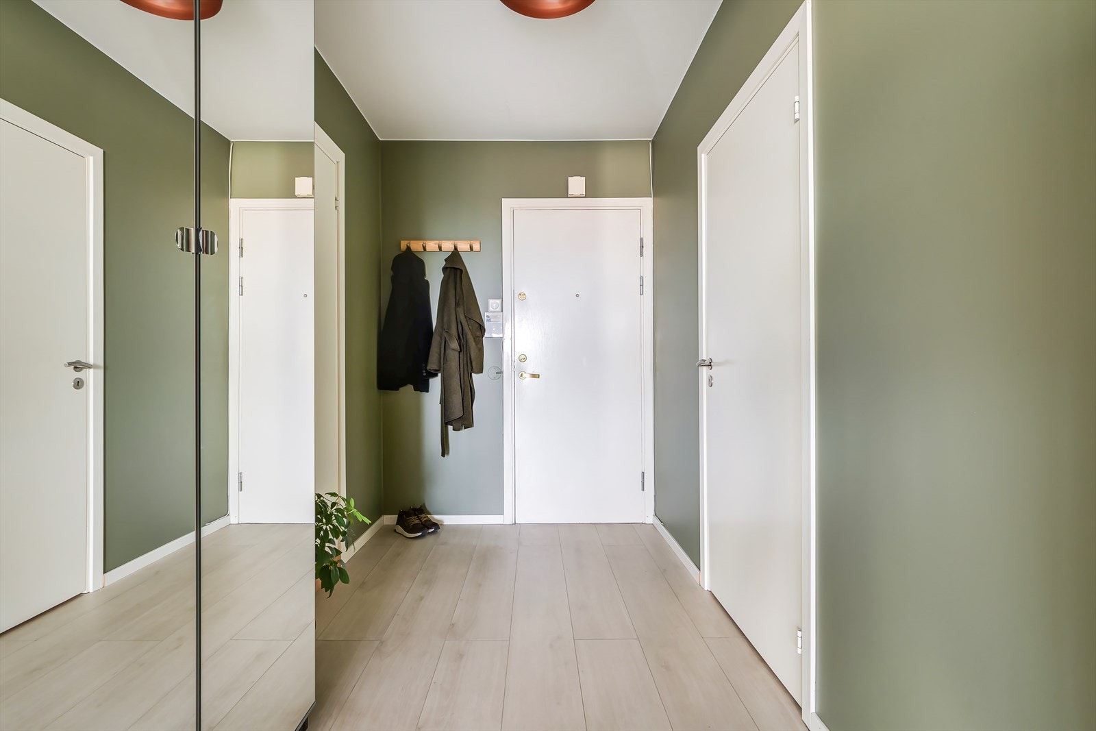 En ryddig og funksjonell entré med gode oppbevaringsmuligheter. Galleribilde