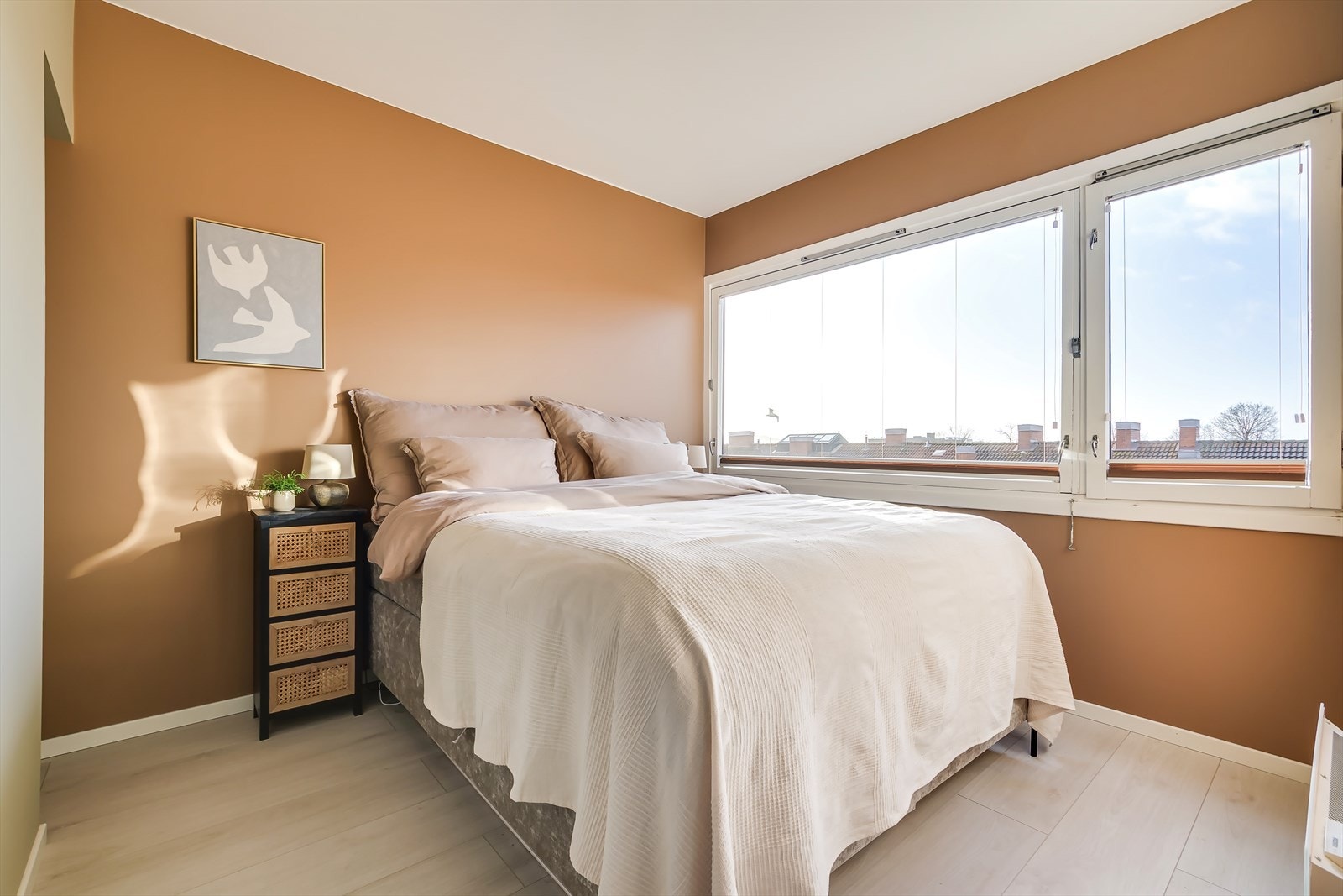 Romslig soverom med god plass til dobbeltseng og tilhørende møbler. Galleribilde