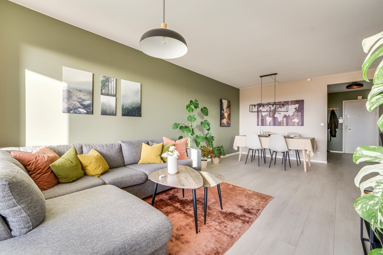 Den fine planløsningen gjør det enkelt å innrede med sofa, TV-møbler, spisebord og øvrig møblement Galleribilde