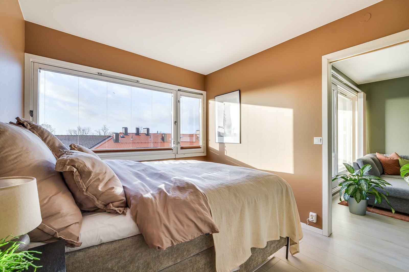 Rommet er malt i en behagelig farge og vindusflatene slipper inn godt med naturlig lys. Galleribilde