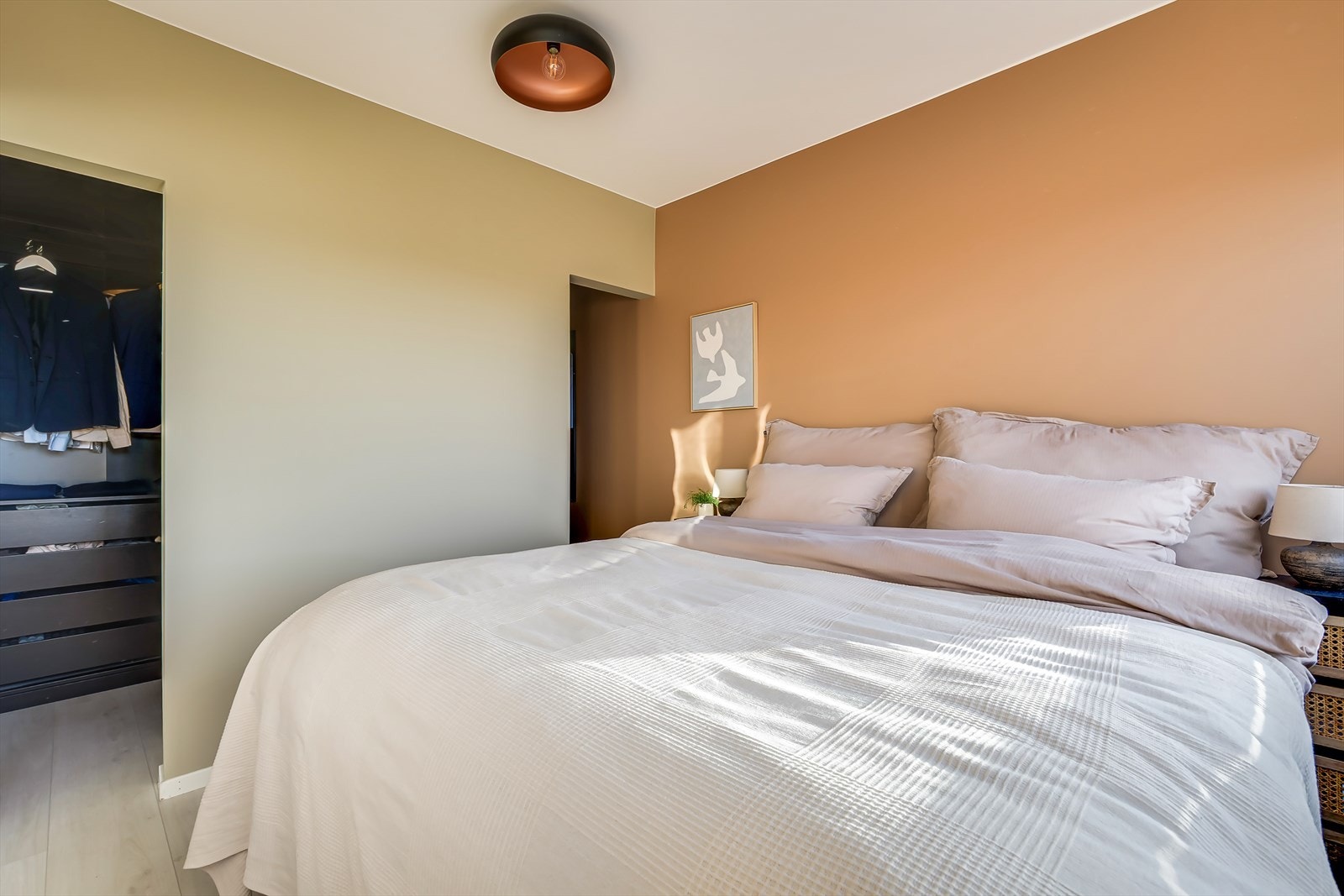 Det er satt opp en lettvegg for å etablere en "walk-in" garderobe. Galleribilde