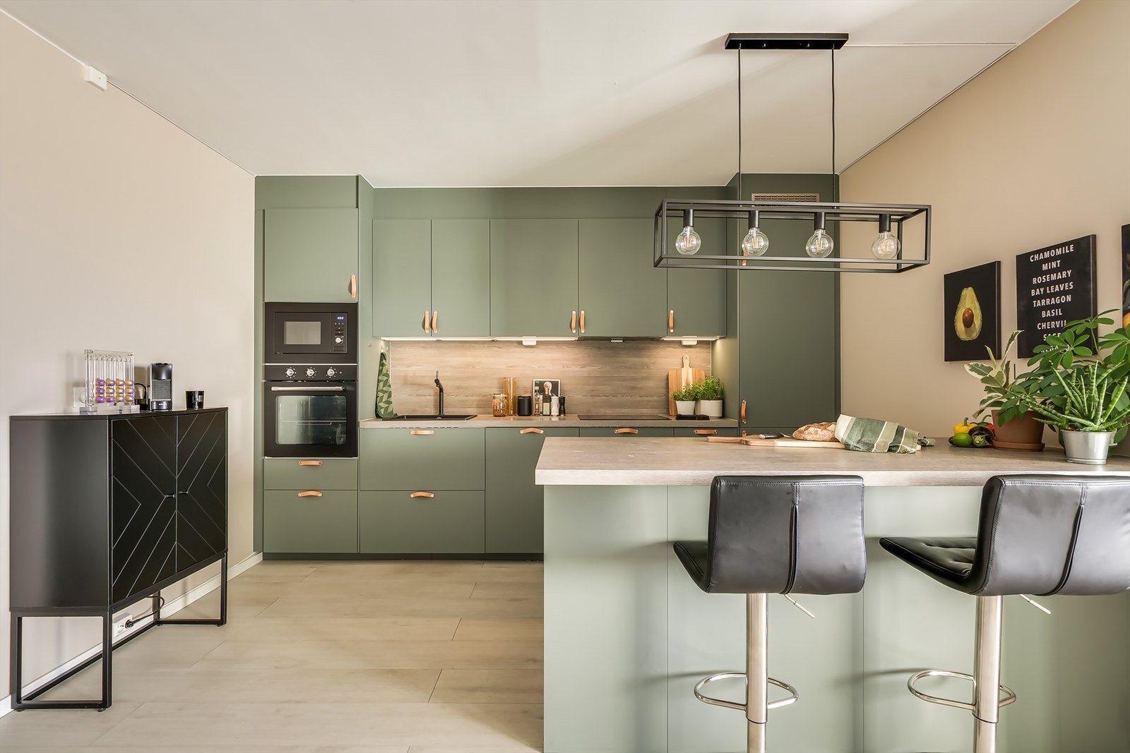 Lekkert IKEA-kjøkken med en funksjonell og praktisk utforming med rikelig skap- og benkeplass Galleribilde