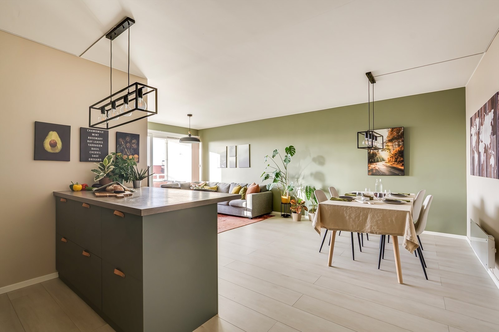 Hele boligen er malt i nydelige fargetoner og gulvet er dekket med lys laminat Galleribilde