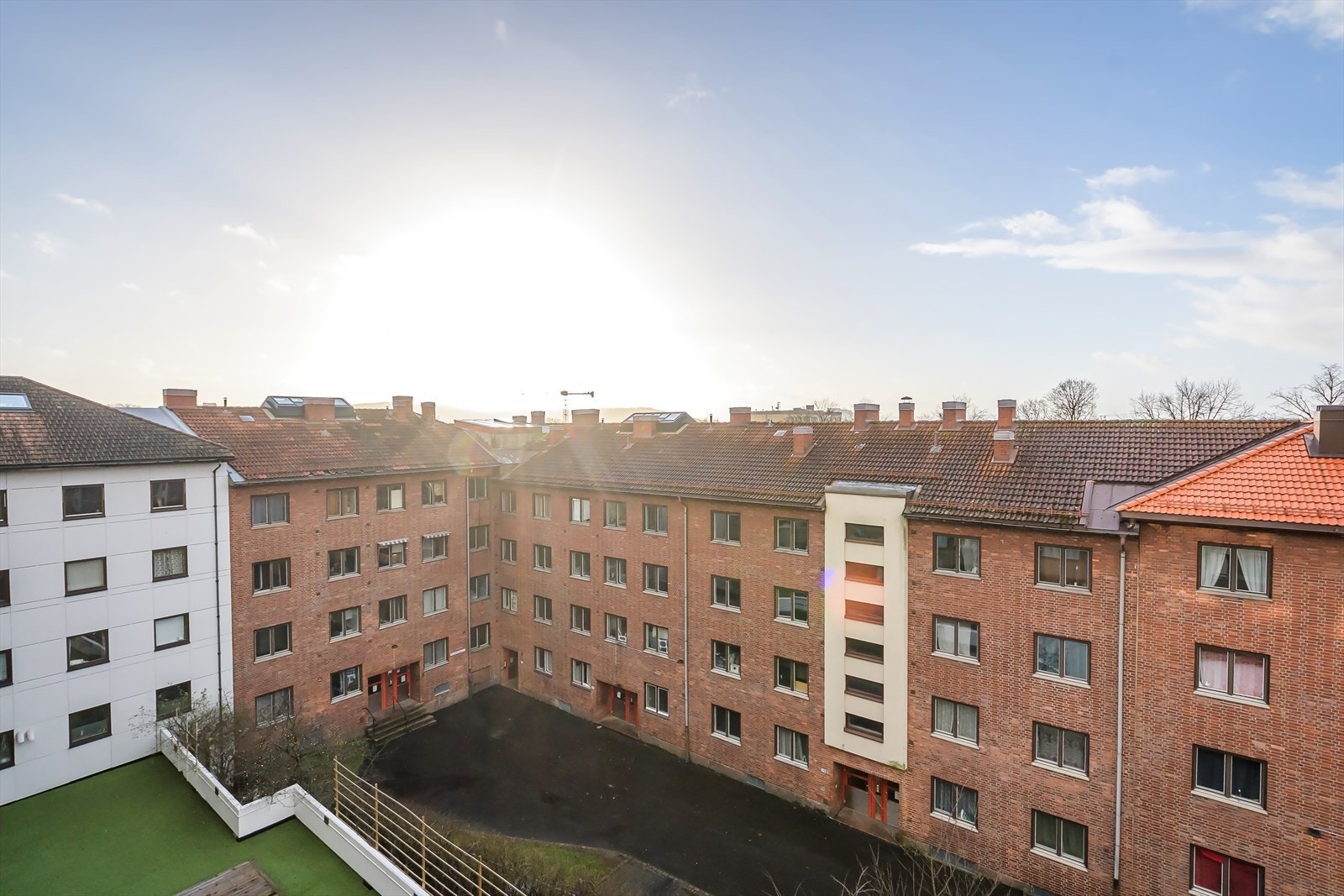 Balkongen ligger fint til med hyggelig utsikt mot nærområdet Galleribilde