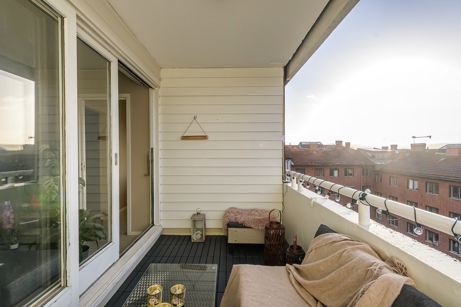 Fra stuen er det utgang til en herlig sørvestvendt balkong på ca. 6 m² Galleribilde