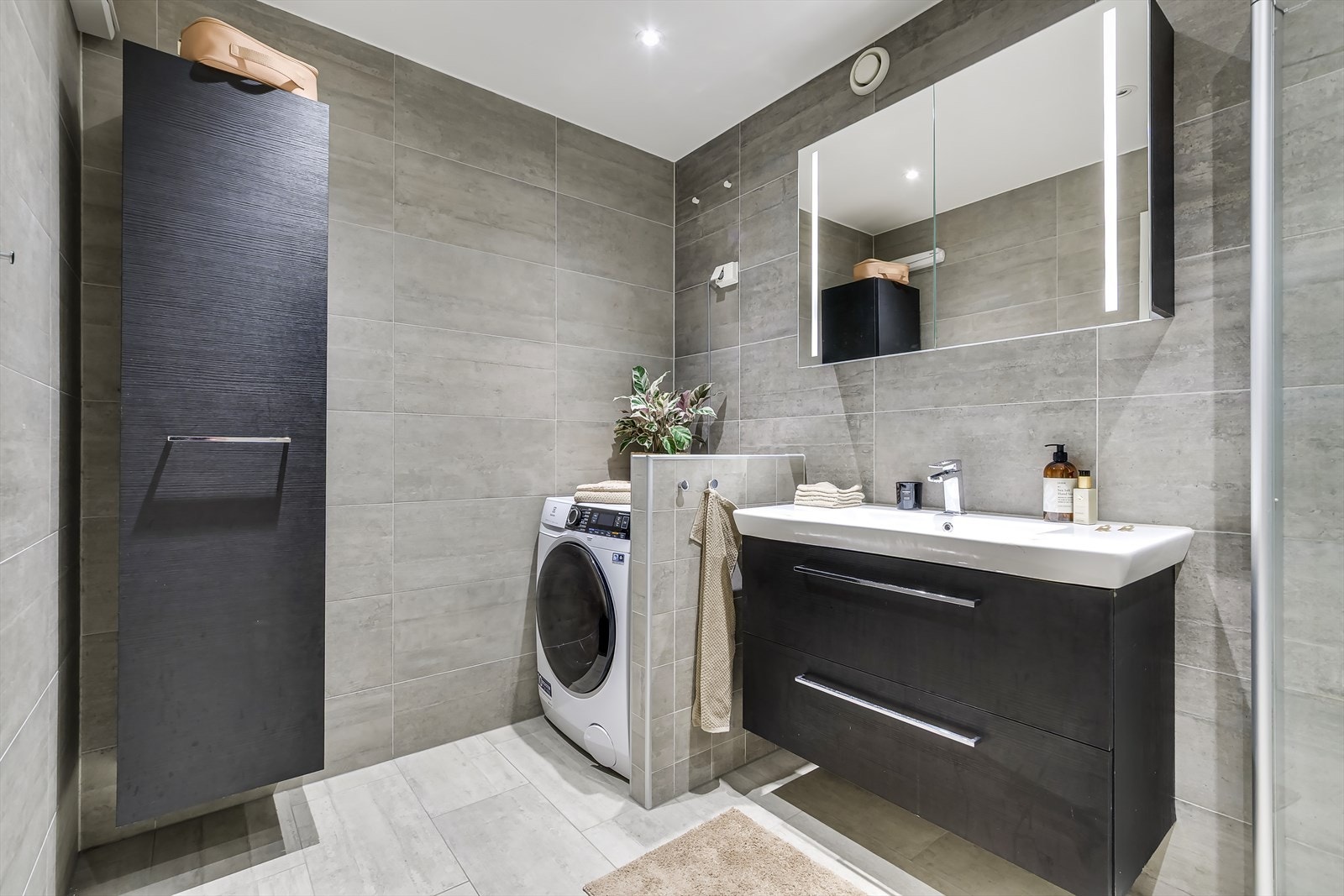 Rommet har mekanisk avtrekk og opplegg for vaskemaskin. Galleribilde