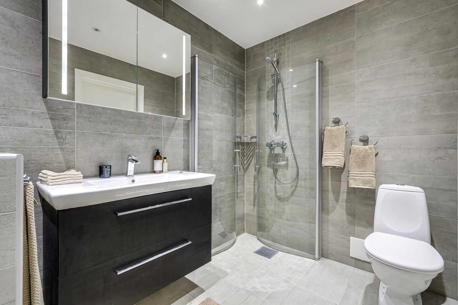 Badet er fra 2014 med pene fliser, behagelig gulvvarme og downlights i taket. Varmtvann er inkludert i felleskostnadene Galleribilde