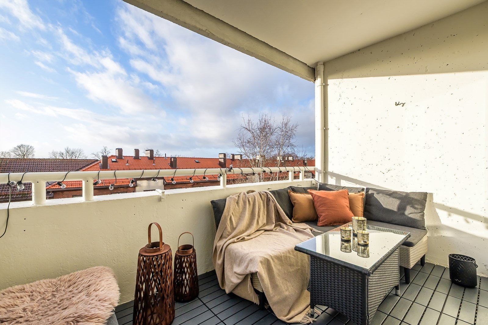 Her er det god plass til utemøbler, planter og grill Galleribilde