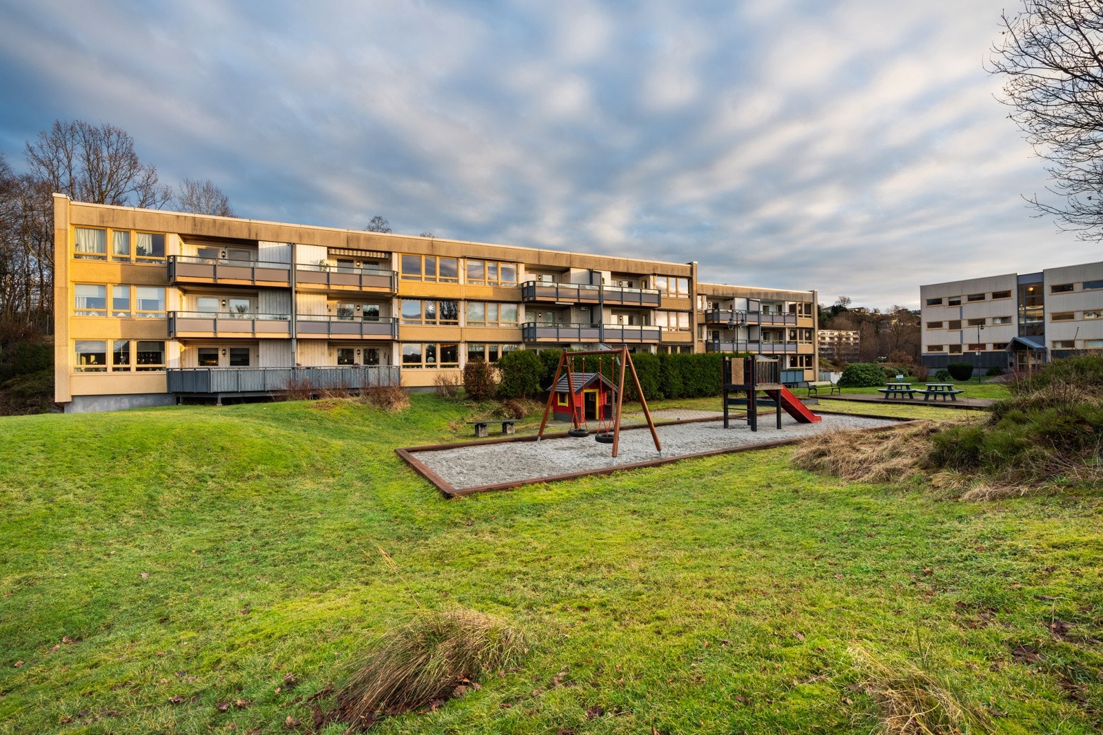 Meget god beliggenhet i attraktivt område med kort vei til både barnehage, skole, aktivitetstilbud, butikker, kollektivtilbud, fine turmuligheter og alt annet du kan ønske deg Galleribilde