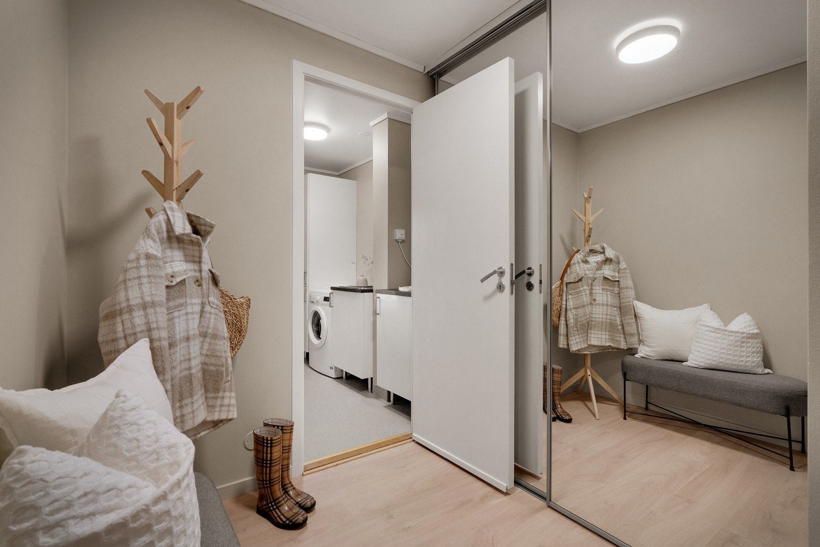 Entreen har stor skyvedørsgarderobe med god oppbevaringsplass til yttertøy og sko Galleribilde