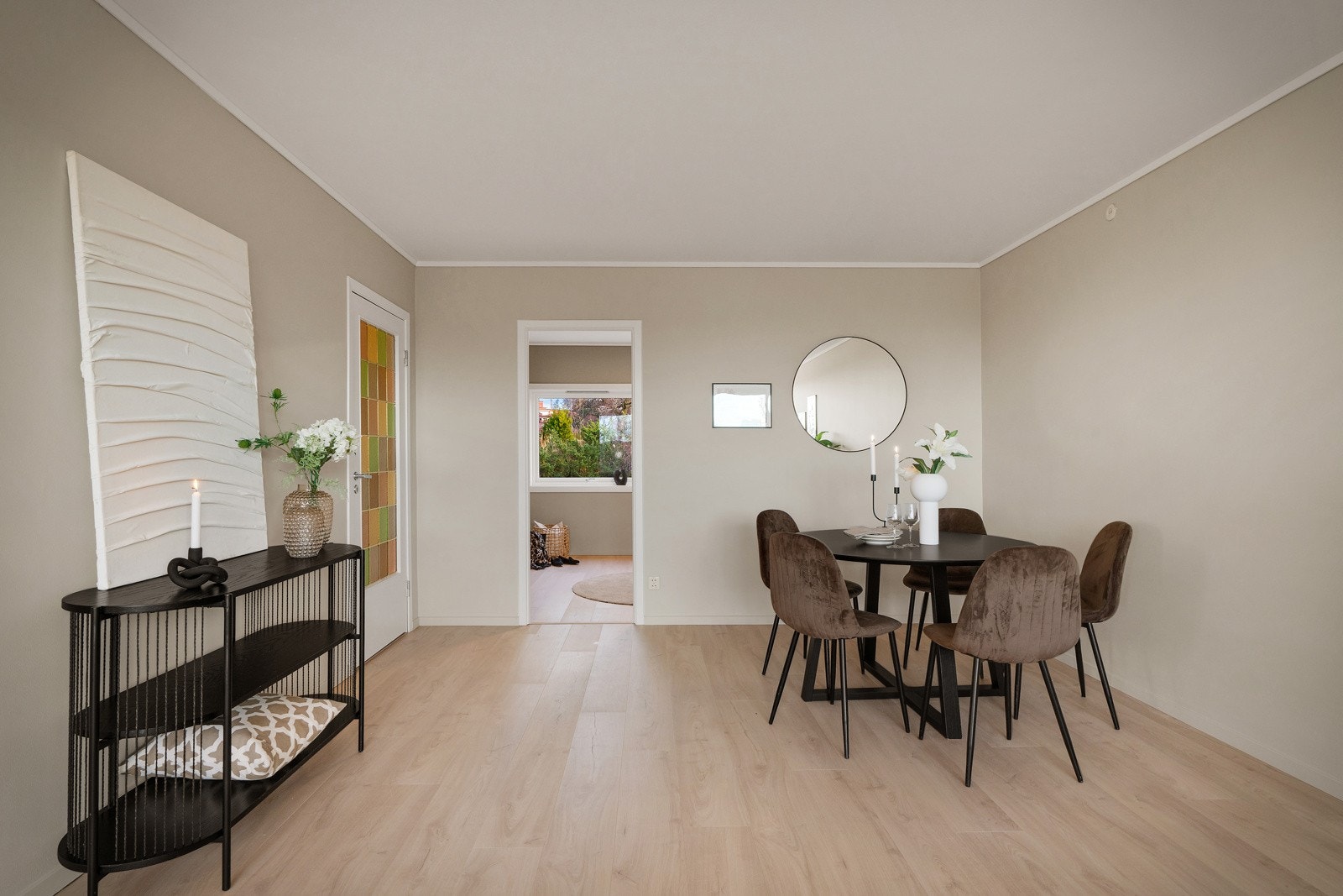 Det er god plass til spisebord for hele familien i stuen Galleribilde