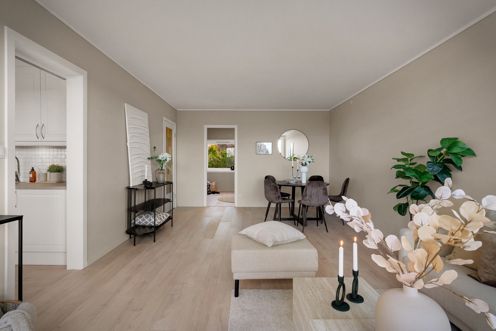 Nesten alt du trenger er inkludert i felleskostnadene og ca. 4 976,- går til renter og avdrag på felles lån - Det er kun innboforsikring og strøm som kommer i tillegg Galleribilde
