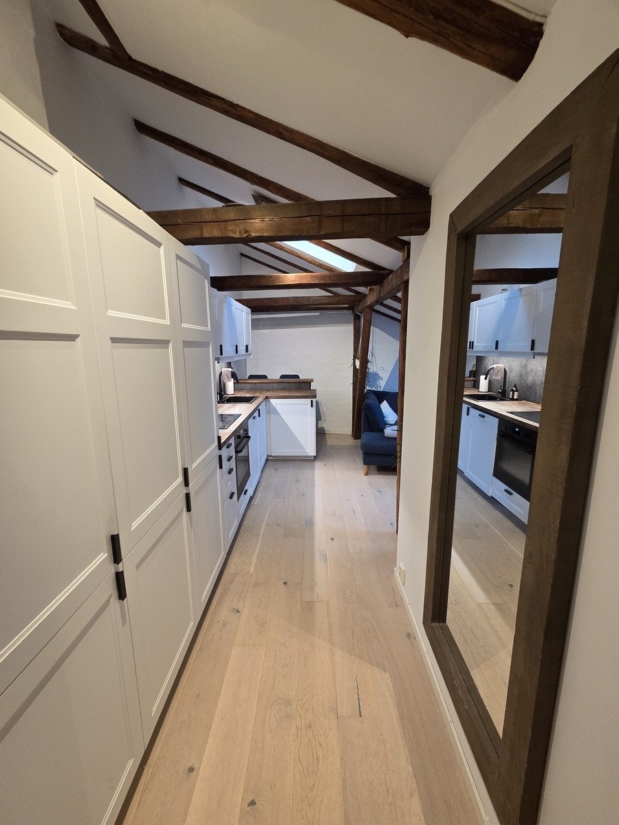 Gang og kjøkken med frokostbar Galleribilde