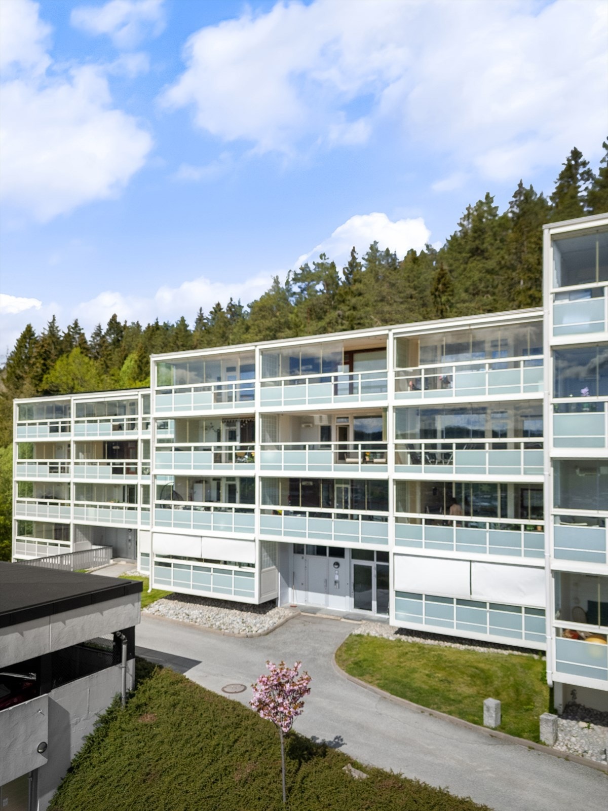 Innglasset balkong på ca. 15 kvm med skyvbare glassfelt Galleribilde