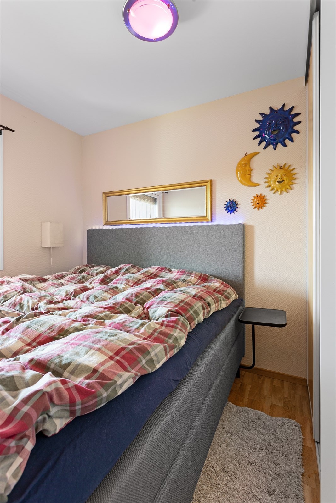 Soverom med skyvedørsgarderobe Galleribilde