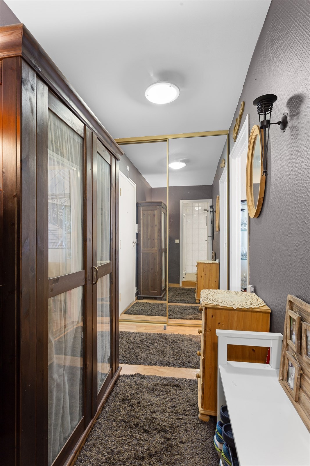 Gang med skyvedørsgarderobe og garderobeskap Galleribilde