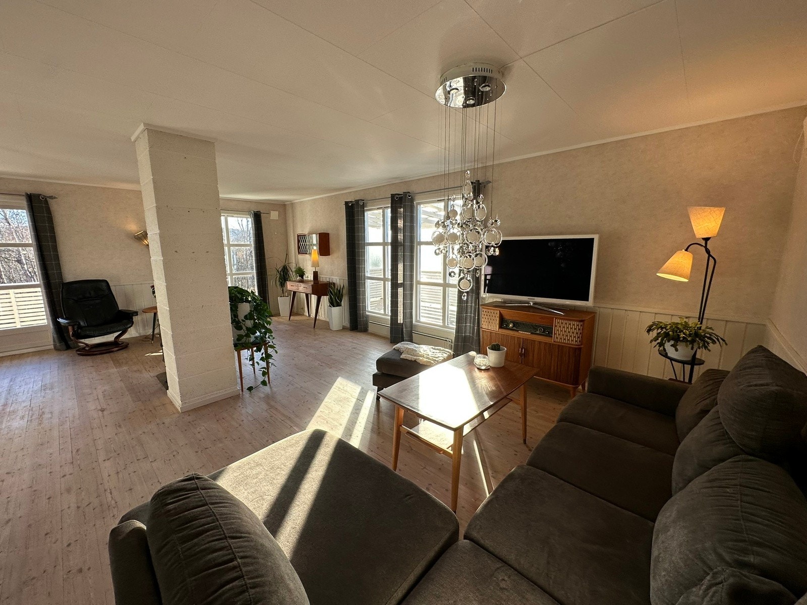 Stor og åpen stue Galleribilde