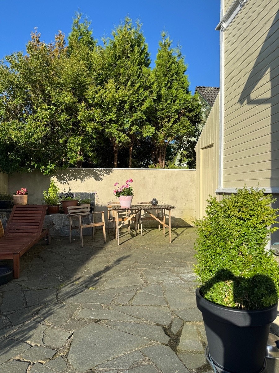 Egen Uteplass for kollektivet. Egen plass. Galleribilde