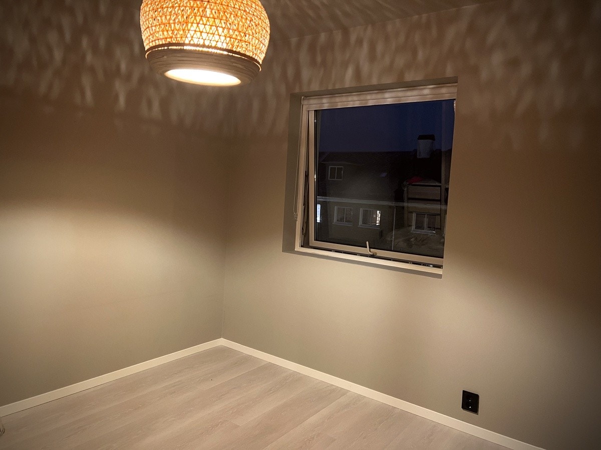 Plass til seng og skrivebord Galleribilde