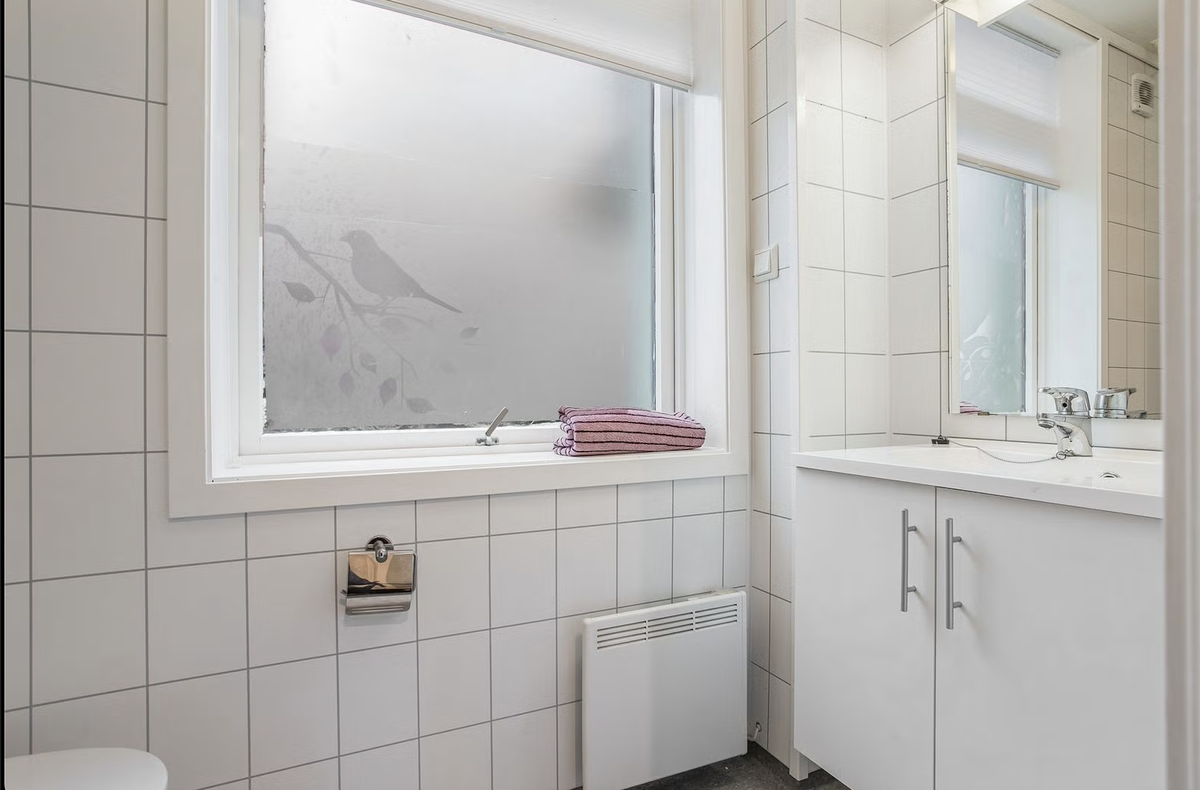 Badet holder god standard og har servant, speil, toalett og dusj. Vaskemaskin er på eget rom ved bod Galleribilde