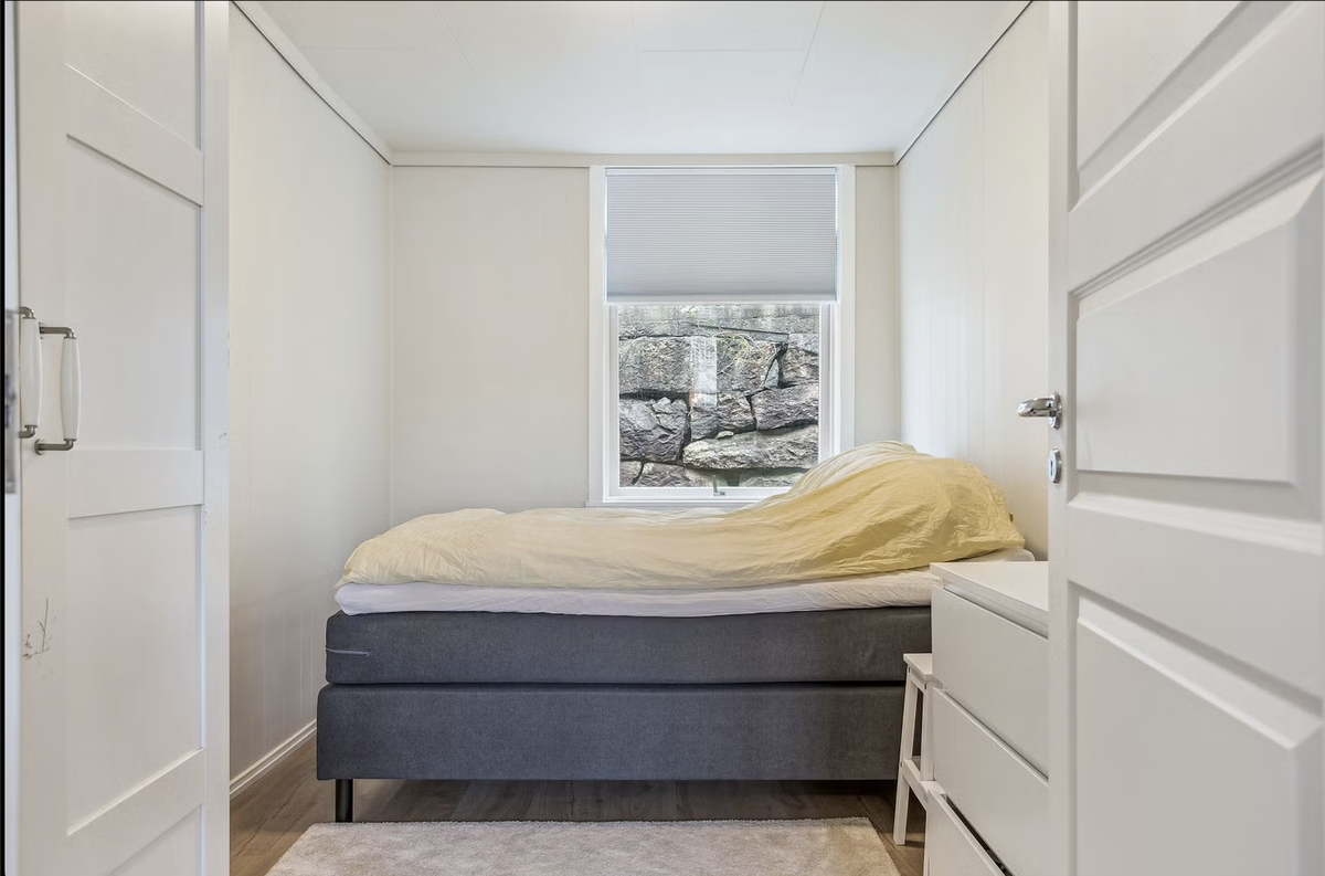 Soverommet er av god størrelse og er møblert med dobbelseng, garderobe og nattbord. Galleribilde