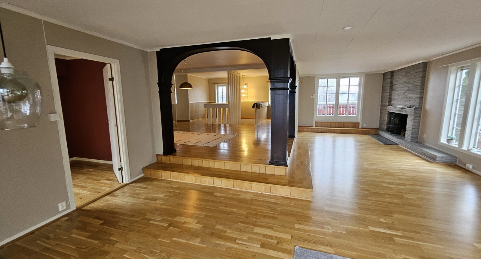 Stuen er stor og lys Galleribilde