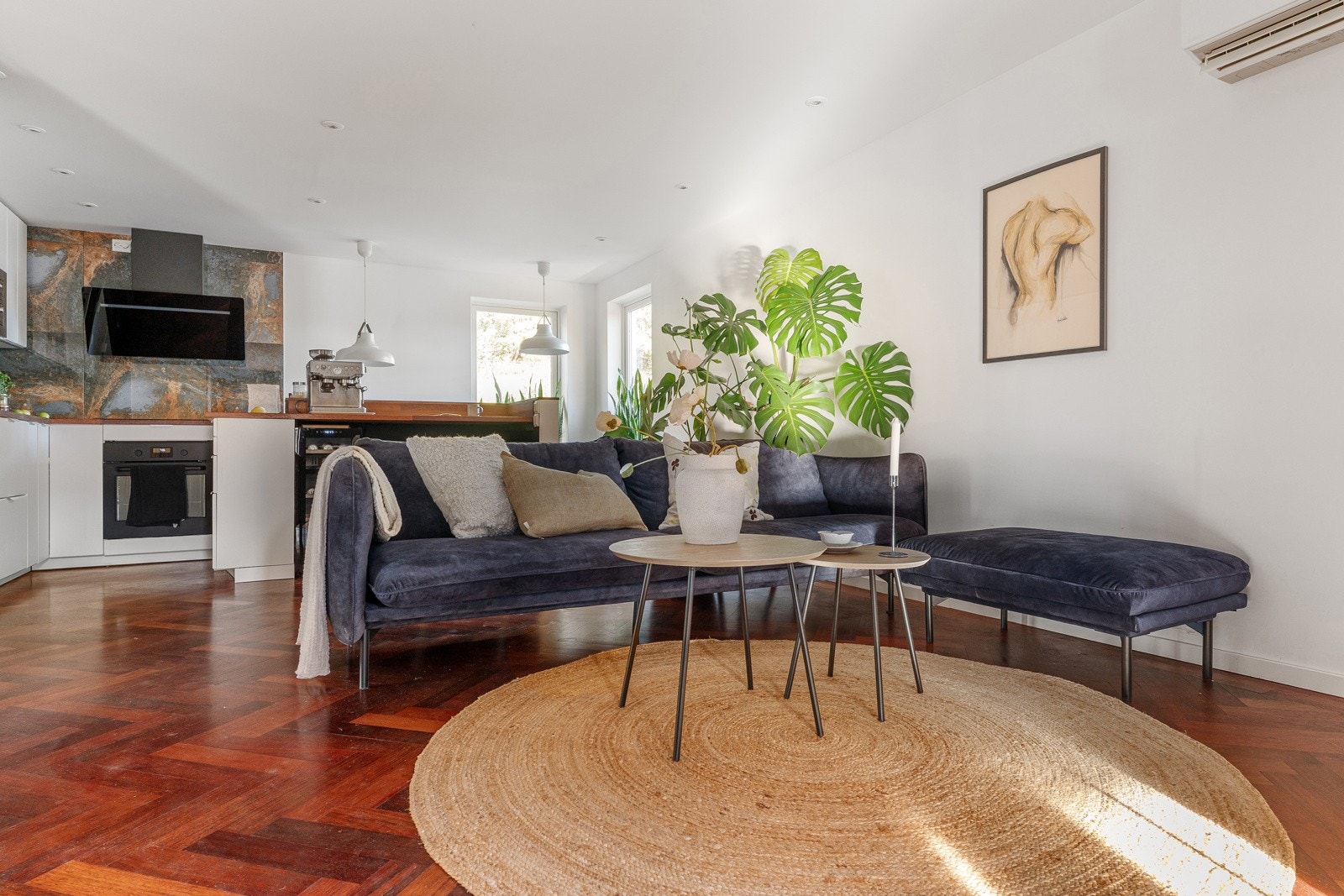 I 2.Etasje blir du møtt av et lekkert og innbydende kjøkken og stue i åpen løsning. Galleribilde