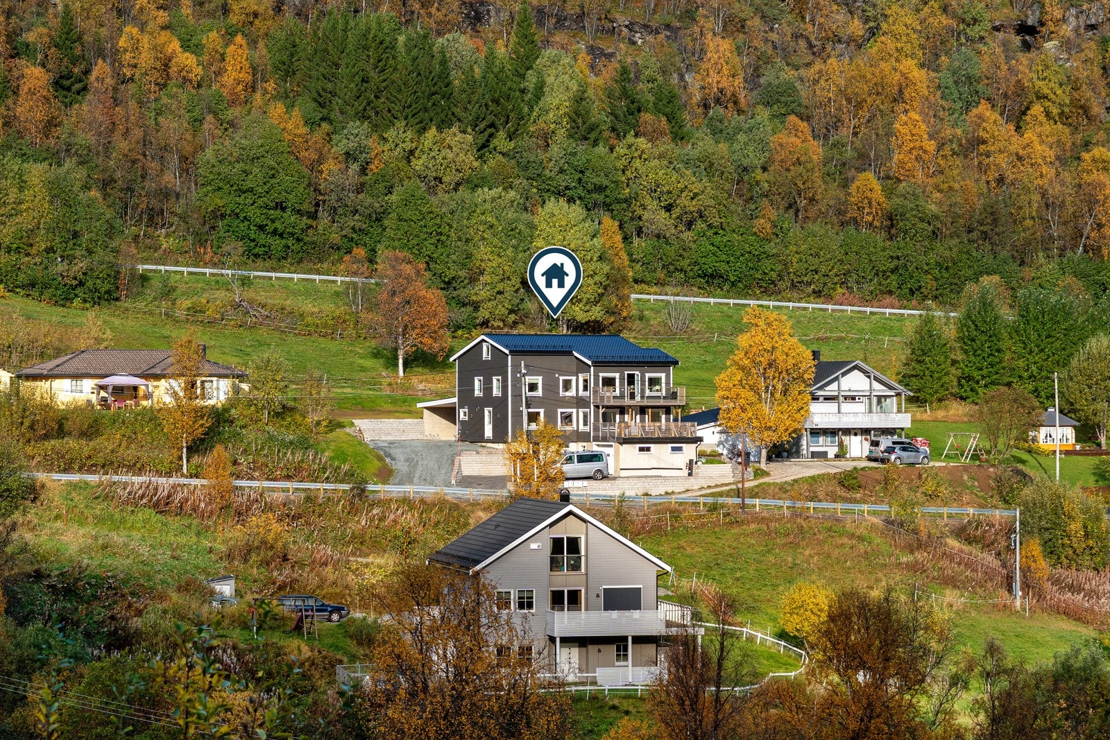 Stor og innholdsrik enebolig over 3 plan beliggende i et rolig og familievennlig område! Galleribilde