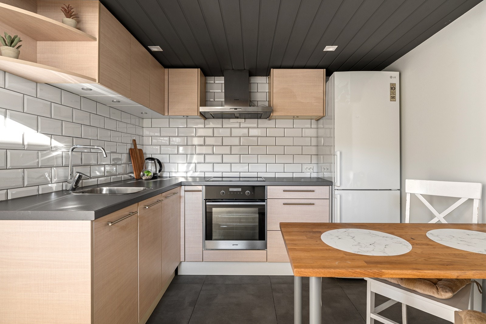 Rikelig med skap og benkeplass, og plass til spisebord gjør kjøkkenet til en sosial og hyggelig sone. Galleribilde