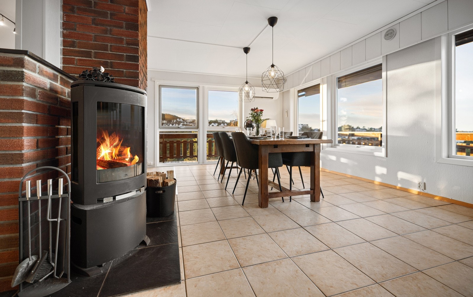 Peisen gir koselig kveldsstemning på kalde vinterkvelder Galleribilde