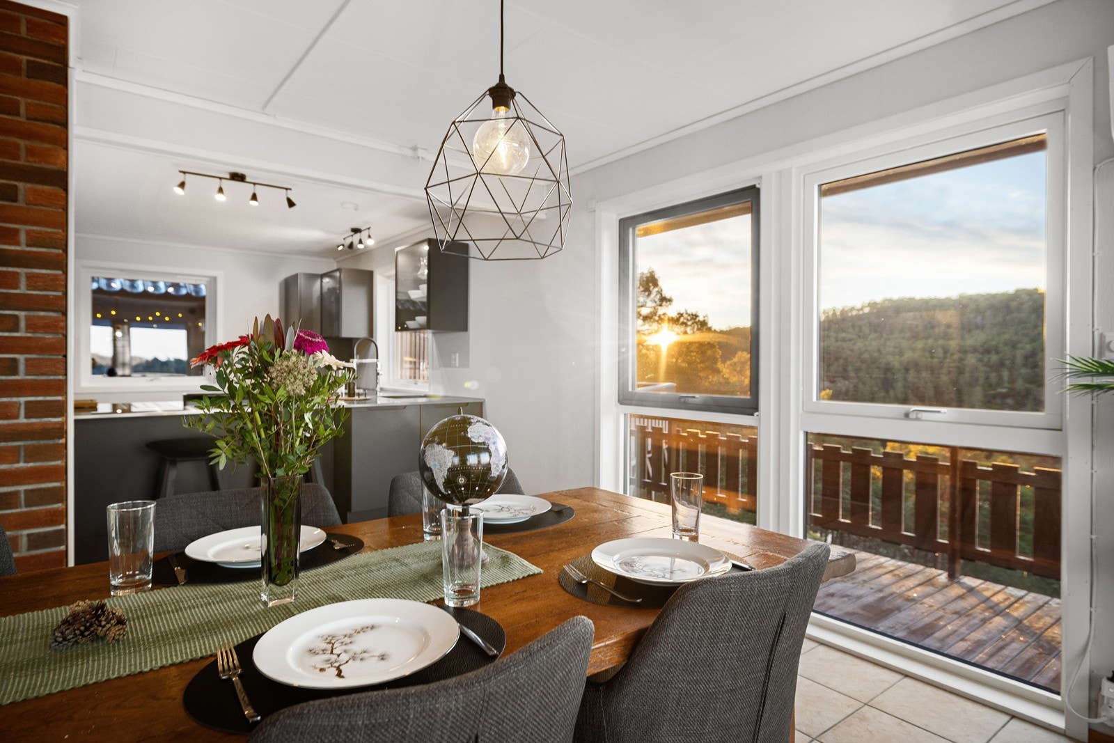 Stuen har en praktisk åpen løsning til kjøkkenet Galleribilde