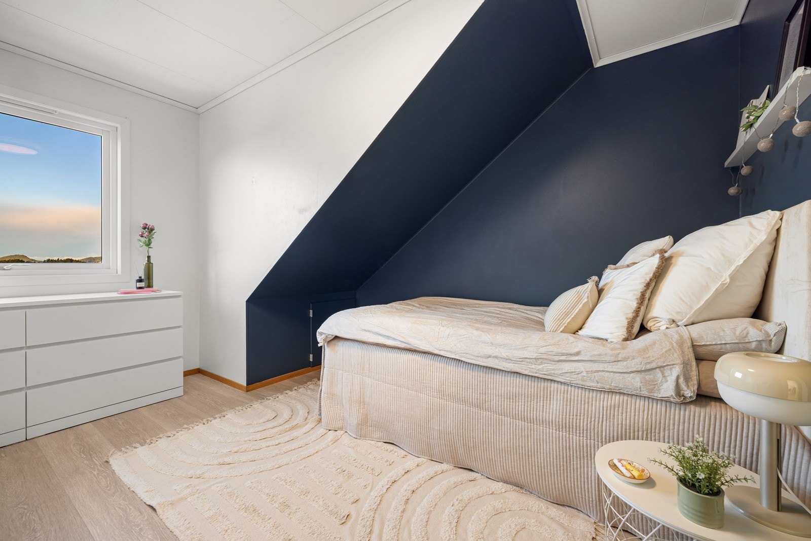 Det første soverommet i 2.etasje er på 11 kvm Galleribilde