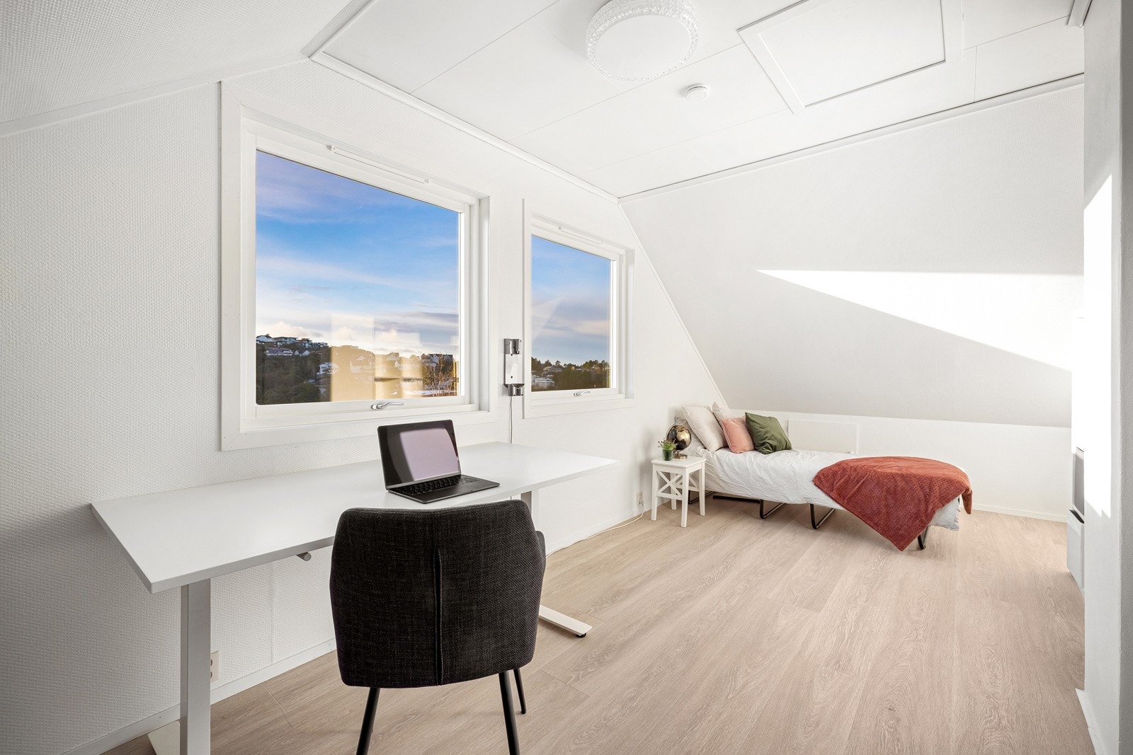 Soverom 2 er på 13 kvm, det kan brukes som kontor, barnerom eller etter ønsket behov Galleribilde