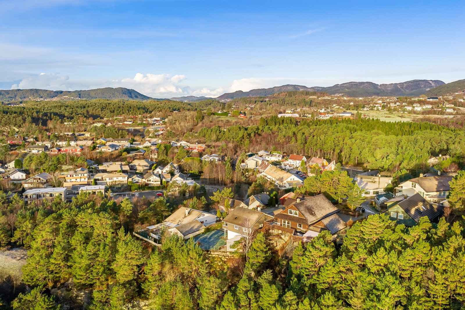 Det er gangavstand til skole, barnehage, idrettsanlegg og bussforbindelser Galleribilde