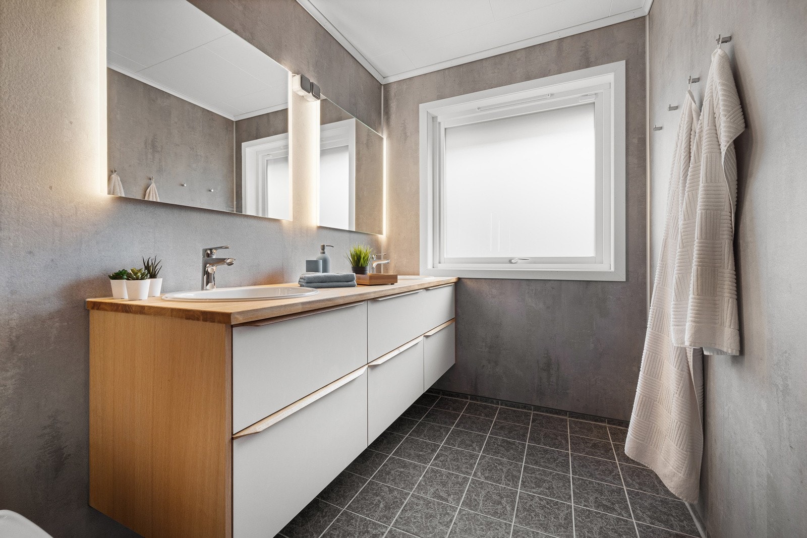 Badet i 1.etasje er fra HTH, nytt i 2025 Galleribilde