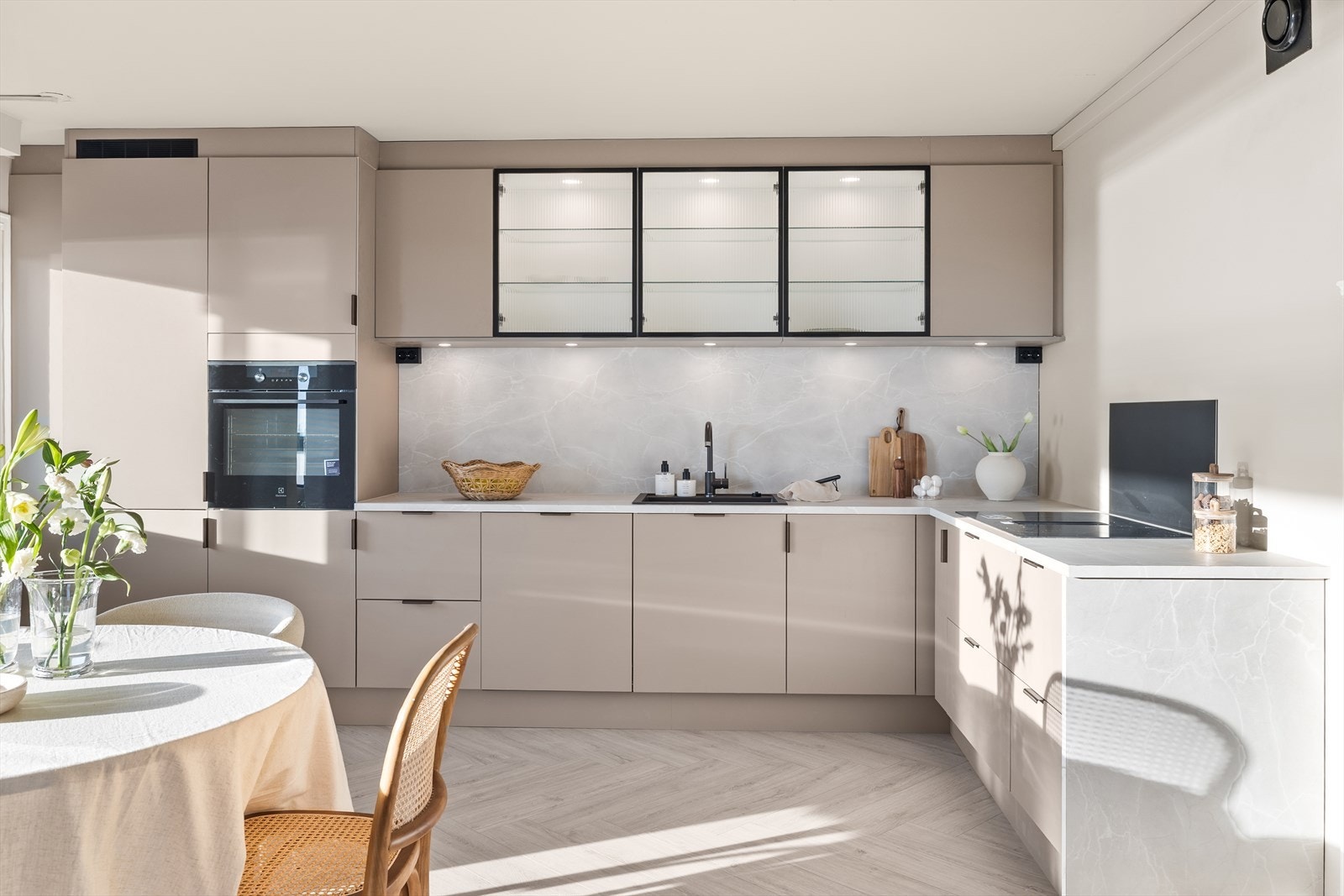 Innredningen er stram og stilren, med slette fronter og integrerte løsninger som skaper et ryddig uttrykk. Galleribilde