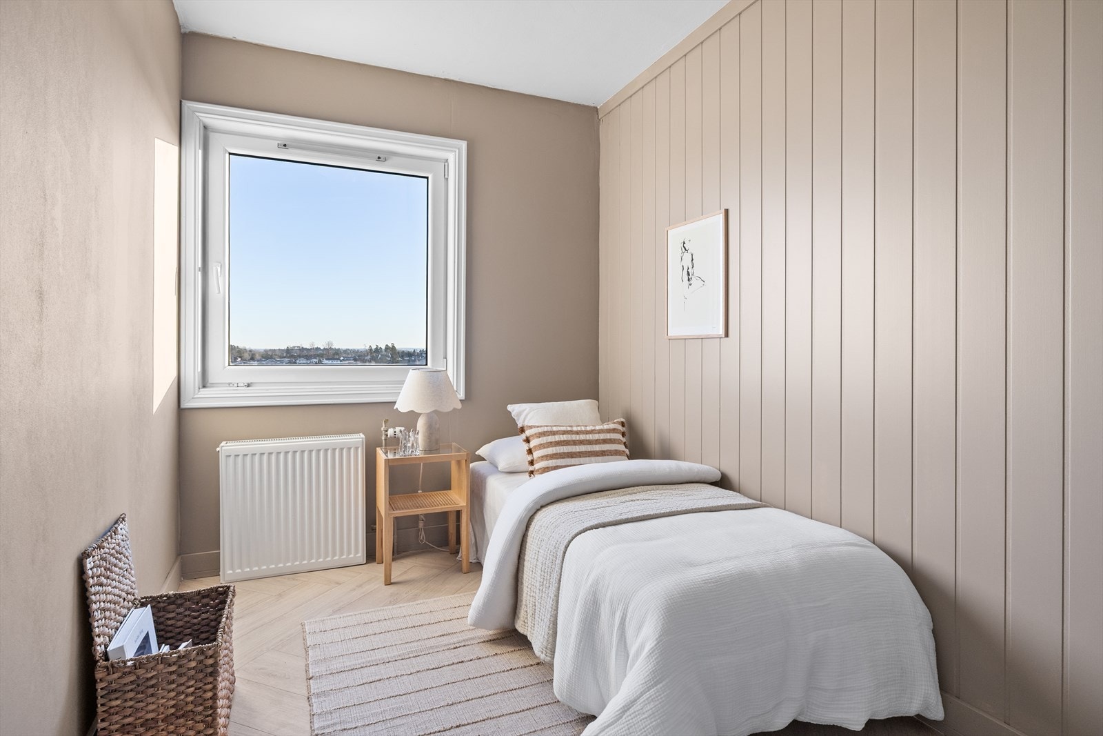 Soverom nr 2 er noe mindre med god plass til seng og oppbevaring. Galleribilde