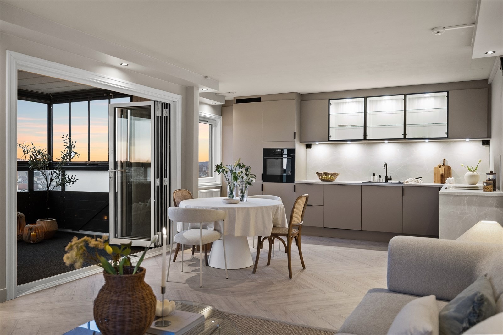 Kjøkkenet fremstår som lyst, moderne og svært innbydende, med en harmonisk fargepalett i lyse beige toner som gir en varm og elegant atmosfære. Galleribilde