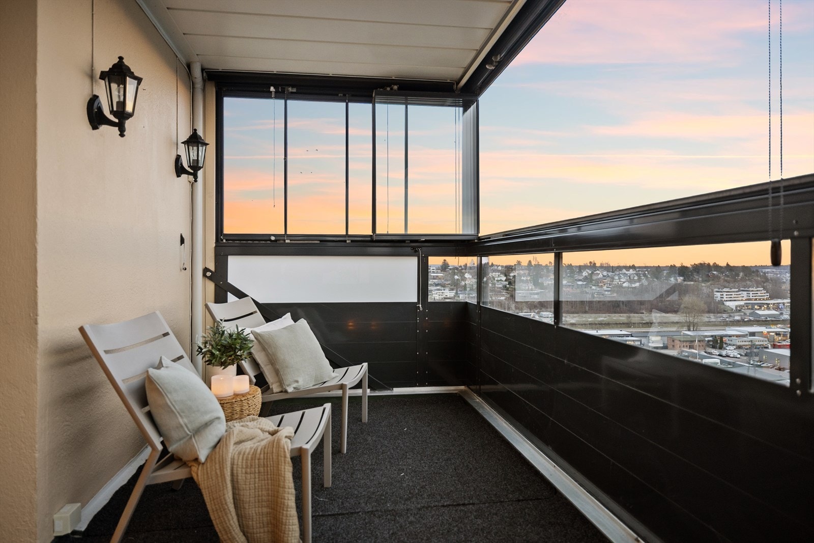 Den innglassede balkongen blir et ekstra rom i leiligheten - sjekk den utsikten! Galleribilde