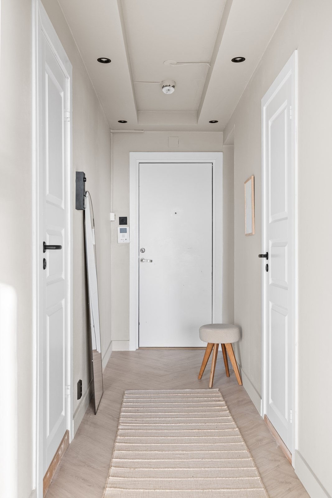 Romslig entre med plass til å henge fra seg yttertøyet. Galleribilde