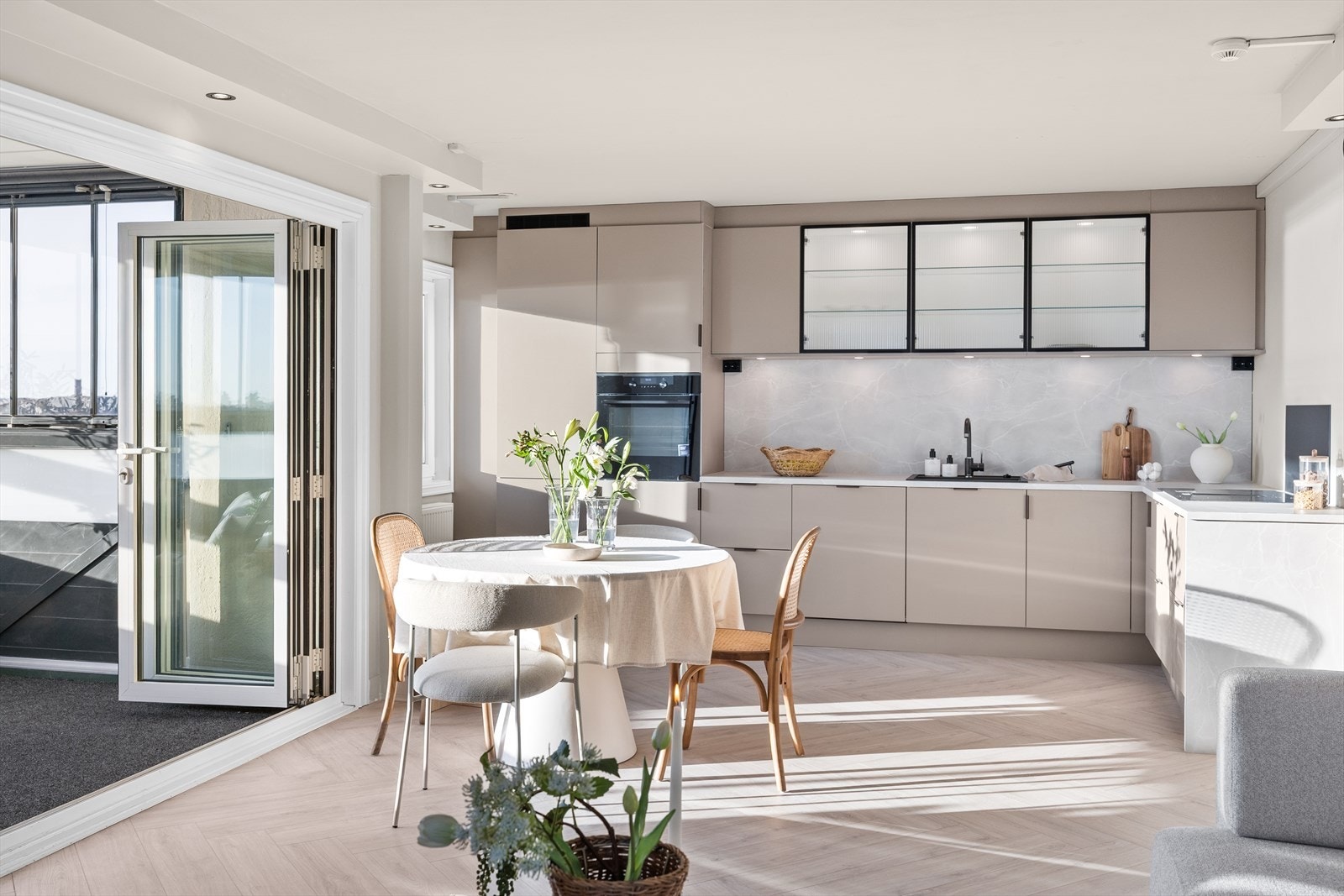 Delikat og luftig stue med åpen kjøkkenløsning - helt nytt kjøkken! Galleribilde