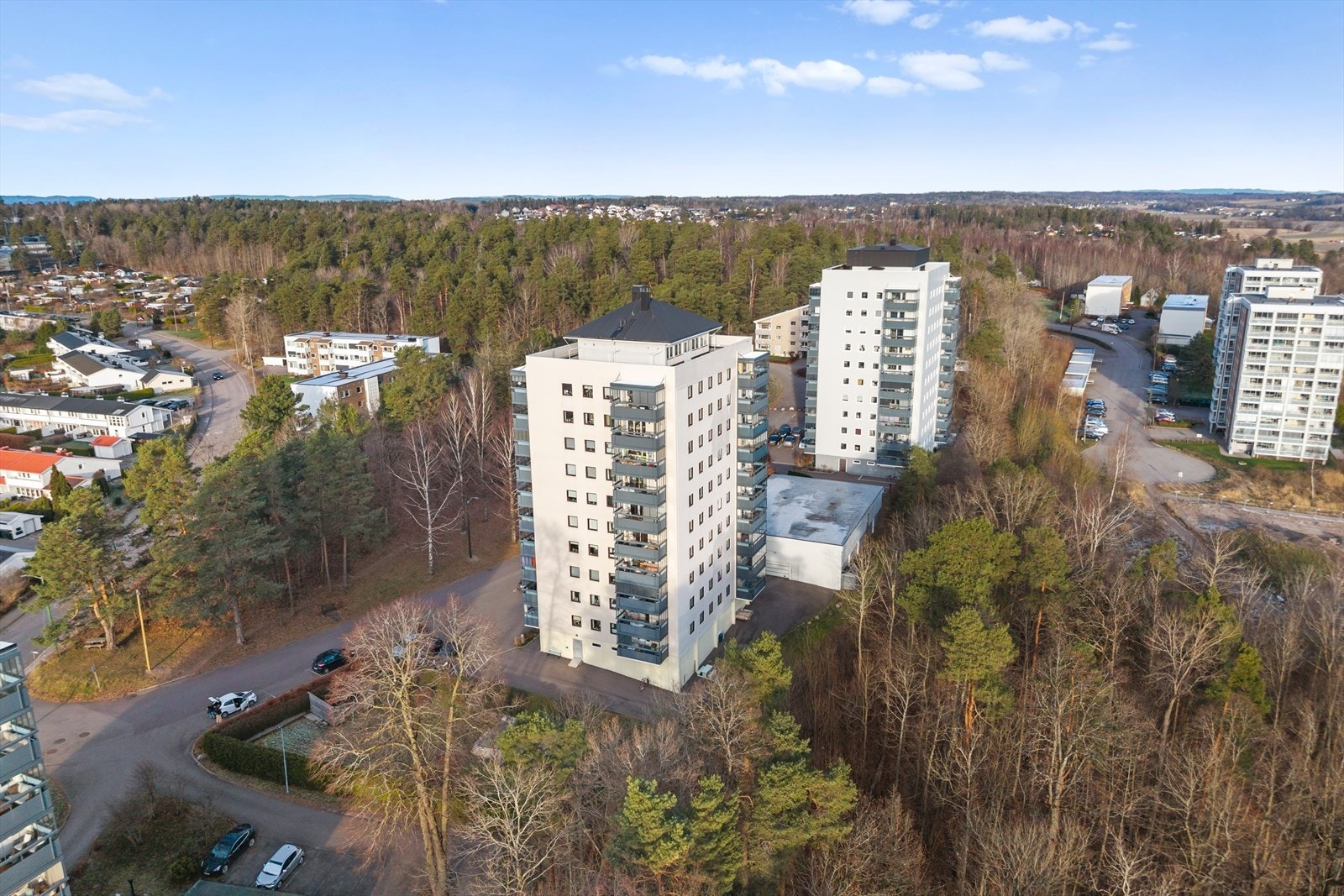 Dette er en bolig som passer perfekt for deg som ønsker et innflyttingsklart hjem med praktiske løsninger og en gjennomtenkt planløsning. Galleribilde