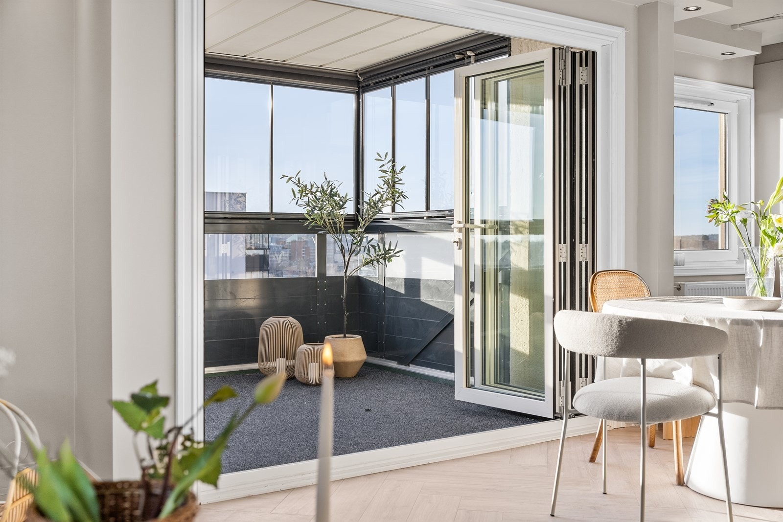 Fra stue/kjøkken er det utgang til innglasset balkong. Galleribilde