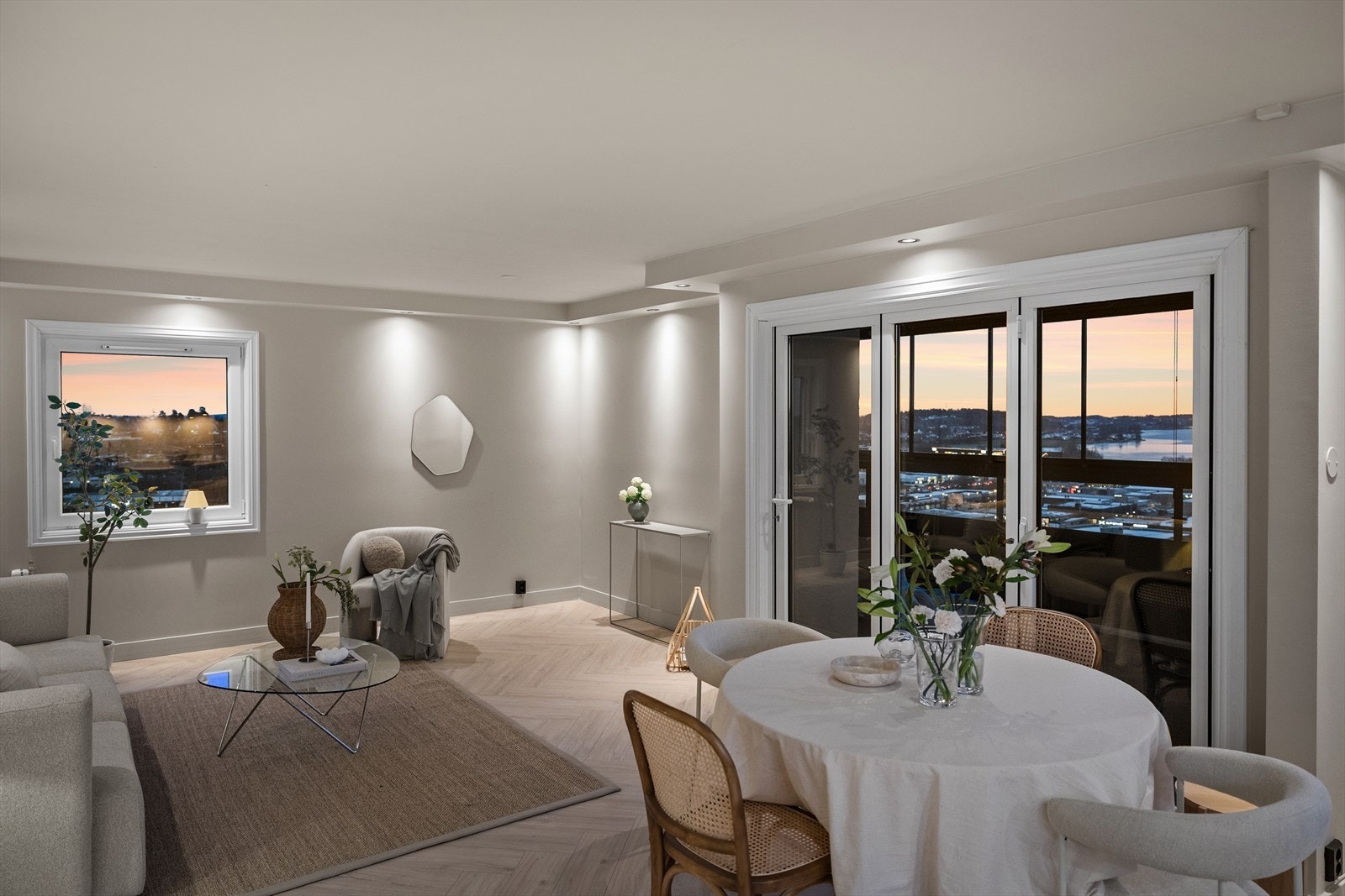 Fra leiligheten har man flott utsikt gjennom de store vindusflatene i stuen. Galleribilde