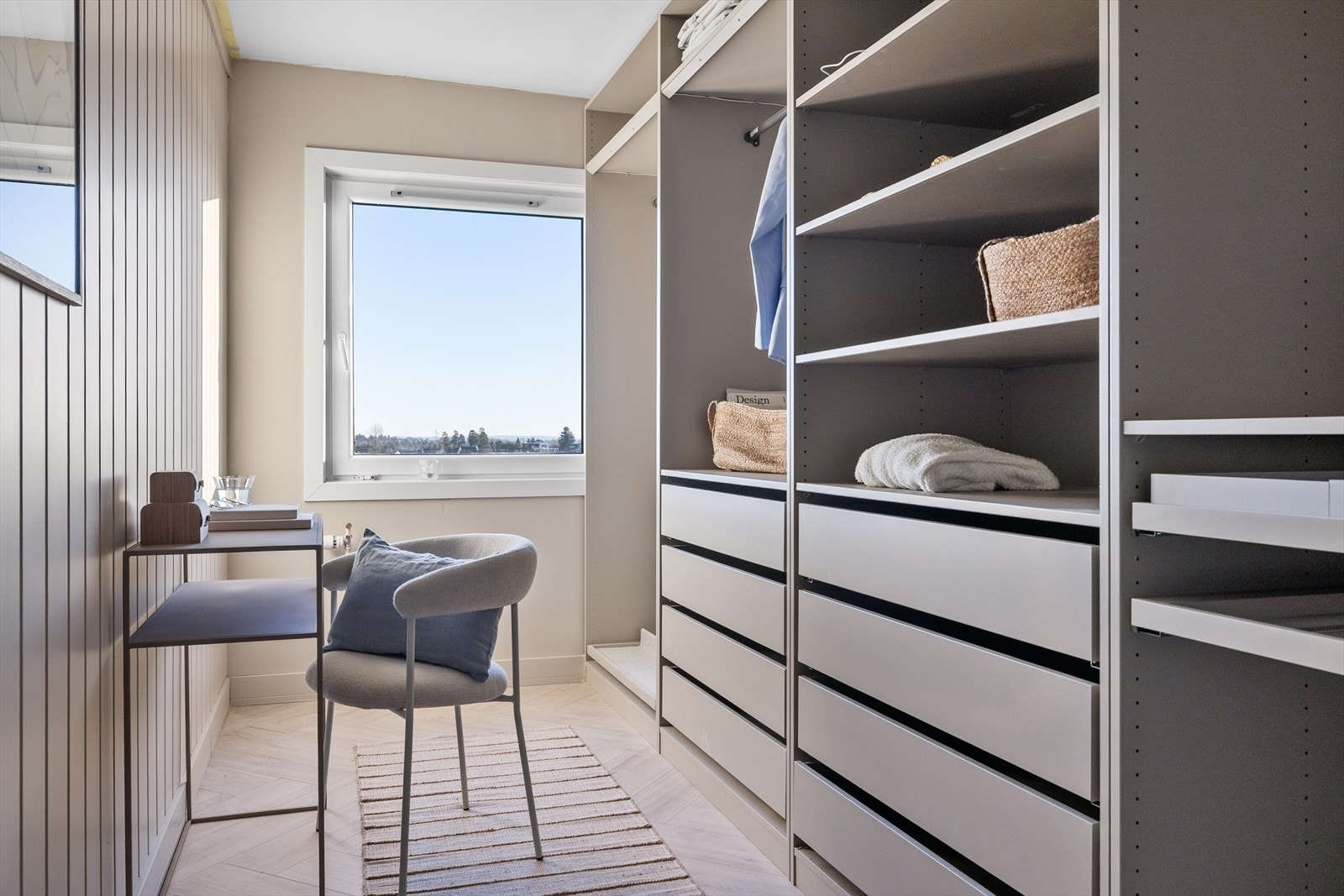 Romslig walk-in-garderobe med svært god oppbevaringsplass. Galleribilde