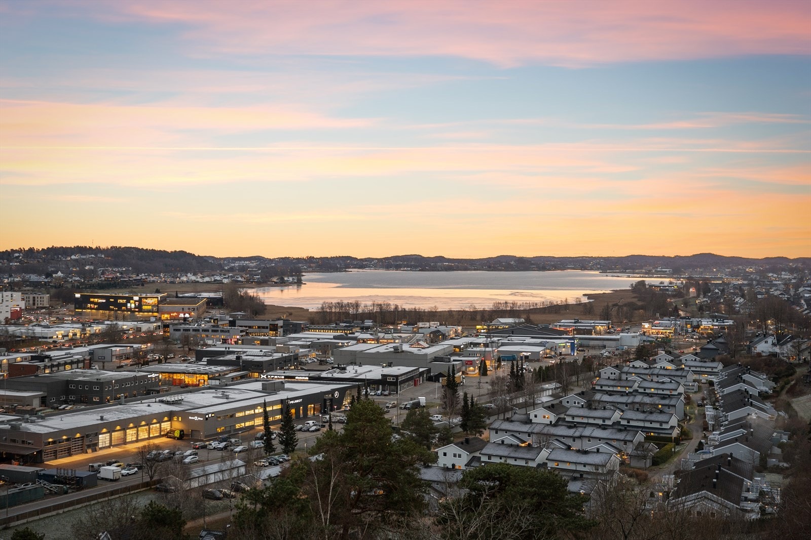 Dronning Åsas vei 8 ligger i et område som kombinerer bynær beliggenhet med grønne omgivelser, et aktivt lokalmiljø og en svært praktisk hverdag. Galleribilde