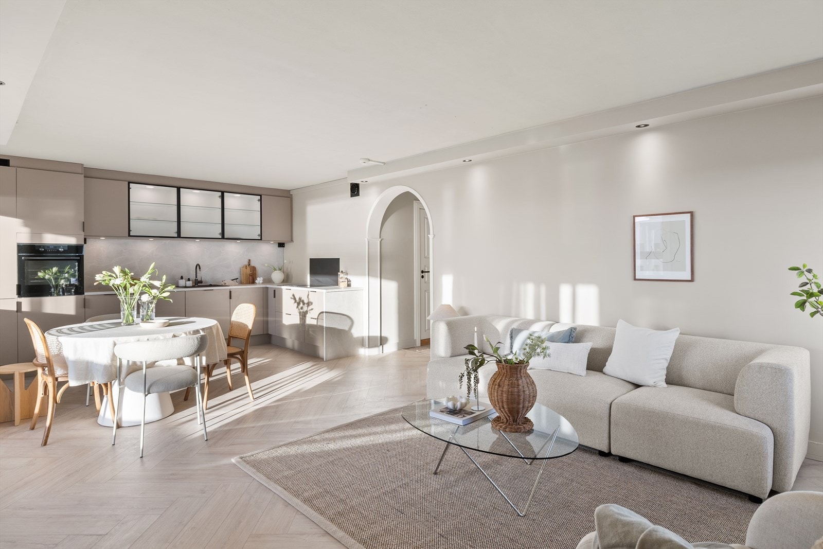 Dronning Åsas vei 8 ligger i et attraktivt og veletablert boligområde Tønsberg, like nord for Tønsberg sentrum. Galleribilde