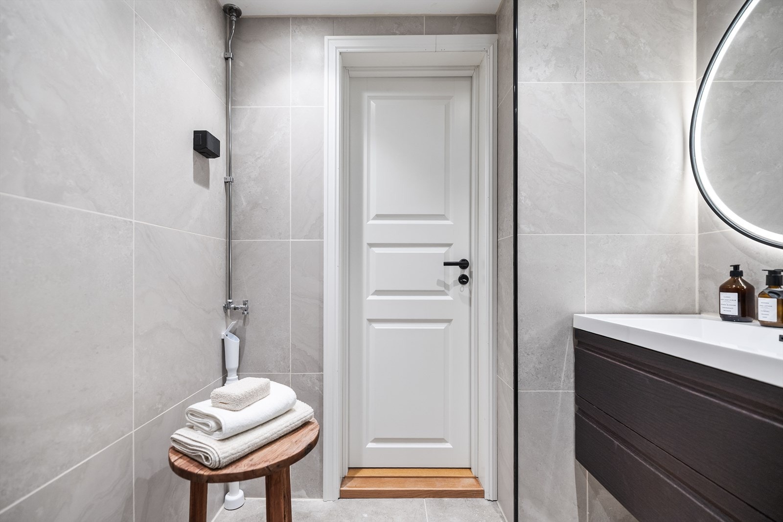 Badet har også opplegg for vasnkemaskin. Galleribilde