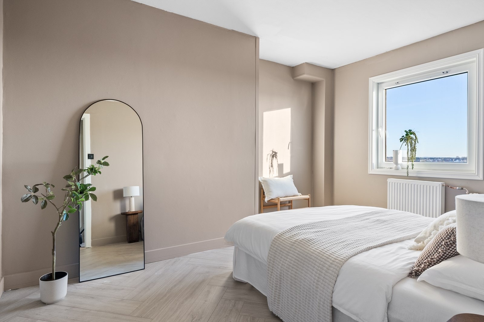 Hovedsoverommet er malt i en dus og lekker beige tone. Galleribilde